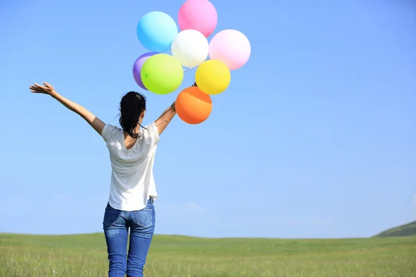 Ung kvinna wit ballonger — Stockfoto