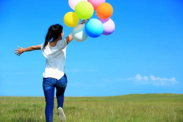 Ung kvinna wit ballonger — Stockfoto