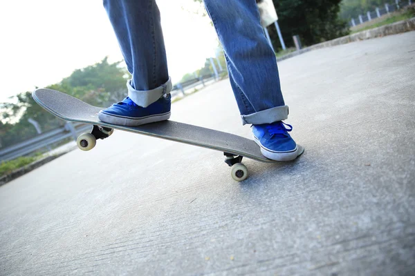 Homme avec skateboard au skatepark — Photo
