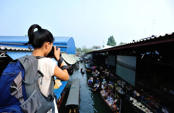 Женщина фотографирует плавающий рынок — стоковое фото