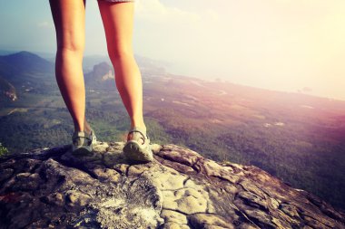 Dağın tepesinde bacaklarına kadın uzun yürüyüşe çıkan kimse