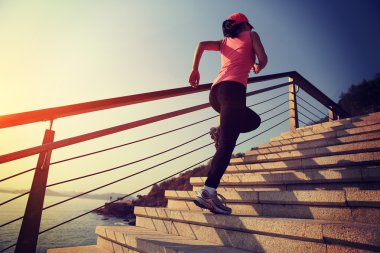Sportif kadın taş Merdivenlerin üzerinde çalışan