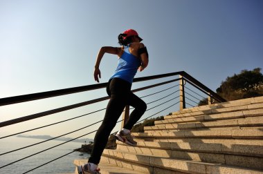 Sportif kadın taş Merdivenlerin üzerinde çalışan