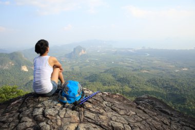 Uzun yürüyüşe çıkan kimse kadın dağ tepe