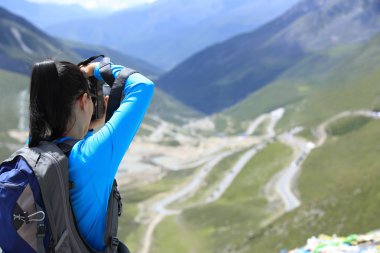 Kadın turist fotoğrafçı ile fotoğraf makinesi