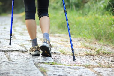 kadın yürüyüş bacaklar doğa yürüyüşü