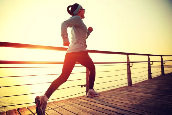 Sporty woman running over seaside — Stock Photo, Image