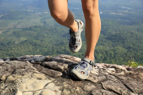 在山顶上的女性的徒步旅行者双腿 — 图库照片