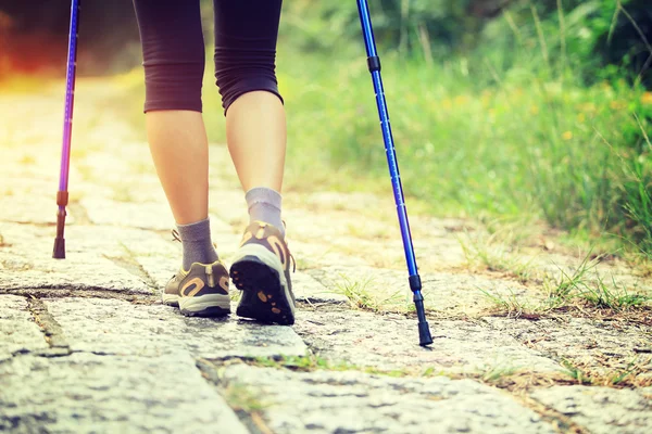 Kvinnliga vandring ben trekking — Stockfoto