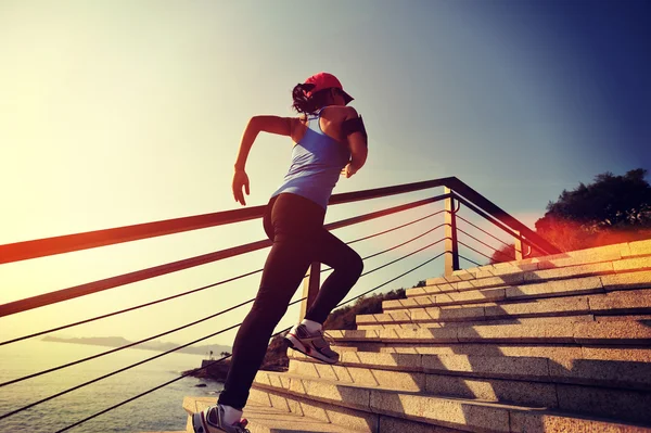 Спортивная женщина бегает по каменной лестнице — стоковое фото