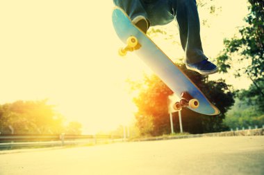 Kaykaycı skatepark atlama