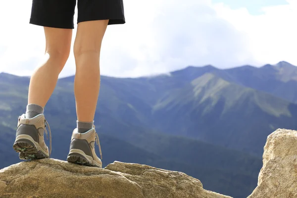 Jambes de randonneurs en montagne — Photo