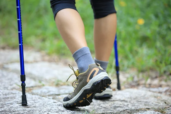 Piernas de senderismo femenino trekking —  Fotos de Stock