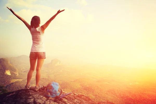 Femme encourageante au sommet de la montagne — Photo