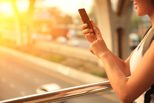 Mani femminili con smartphone — Foto Stock