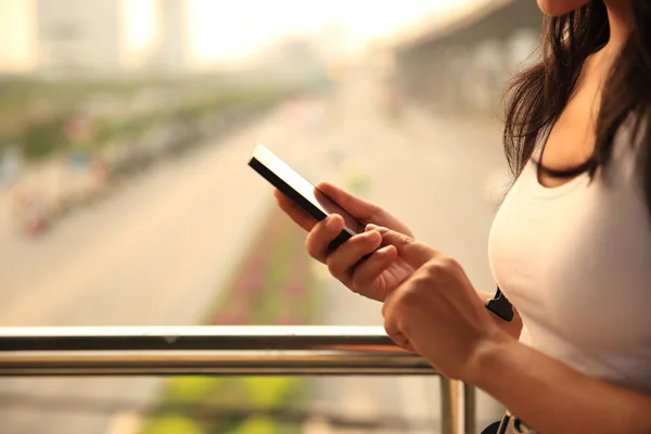 Mãos femininas com smartphone — Fotografia de Stock