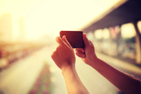 Female hands with smartphone — Stock Photo, Image