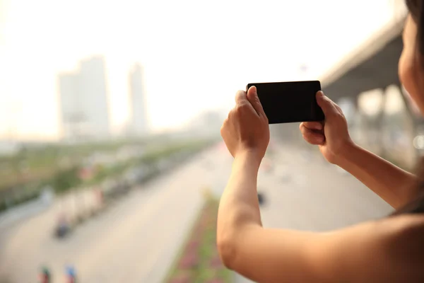 Mãos femininas com smartphone — Fotografia de Stock