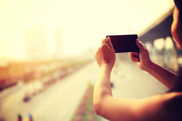 Ženské ruce s smartphone — Stock fotografie