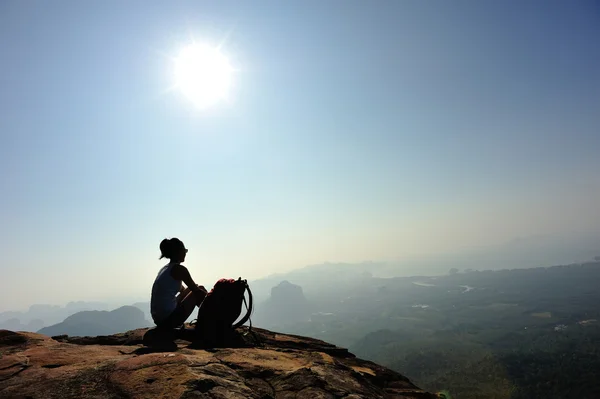 Femme randonneur sur le sommet de la montagne — Photo