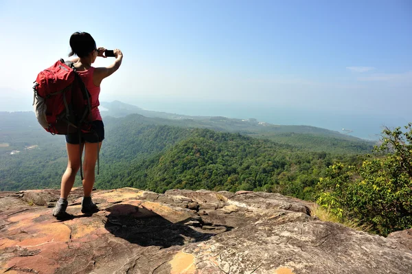 Mujer turista tomando fotos cima de la montaña —  Fotos de Stock