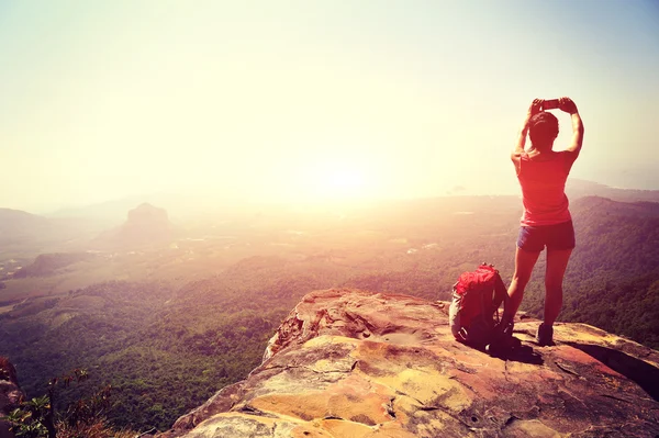 Vrouw toeristische nemen foto bergtop — Stockfoto