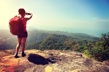 Resim dağın tepesinde alarak kadın turist