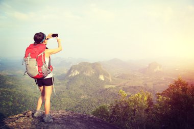 Resim dağın tepesinde alarak kadın turist