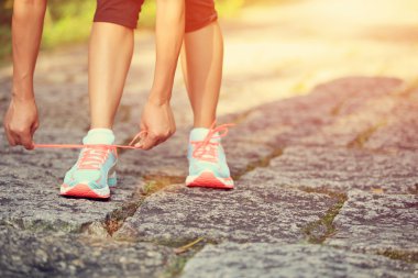 Kadın atlet bağlama ayakkabı bağı