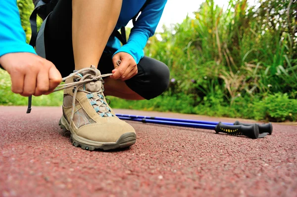 Donna escursionista allacciatura lacci delle scarpe — Foto Stock