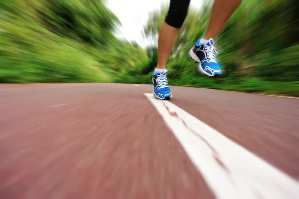 Fitness gambe femminili jogging — Foto Stock