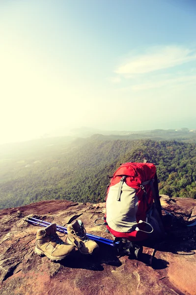 Mochila y bastones de trekking con botas —  Fotos de Stock