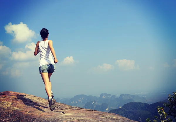 Female legs running on mountain — Stock Photo, Image