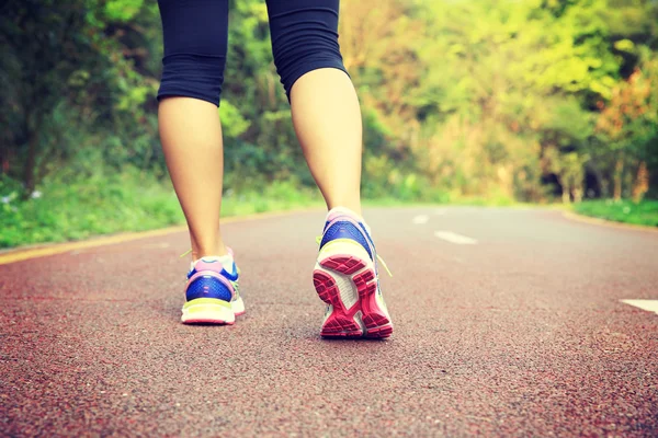 Female runner legs taking rest — Stock Photo, Image