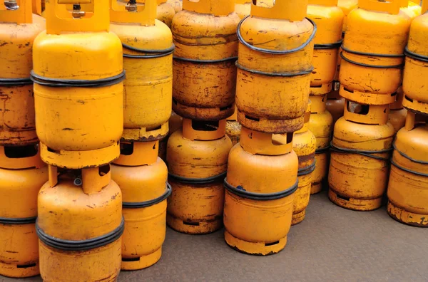 Propan Gazı Balonlar Sarı Gaz Tankları Gaz Konteynerler — Stok fotoğraf