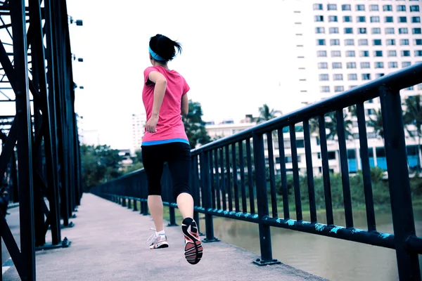 Giovane donna fitness jogging — Foto Stock