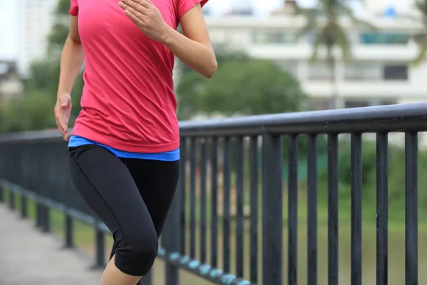 Genç fitness kadın koşu — Stok fotoğraf