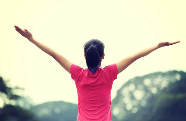 Woman at bridge with open arms — Stock Photo, Image