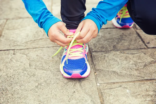 Mujer corredora atando cordones — Foto de Stock