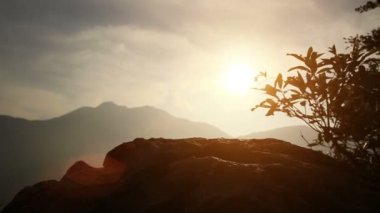 Kadın uzun yürüyüşe çıkan kimse ayağa dağda