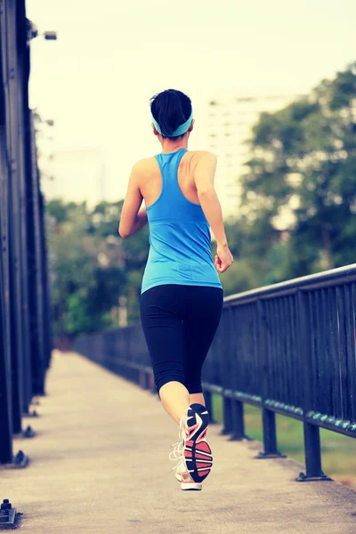 Giovane donna fitness jogging — Foto Stock