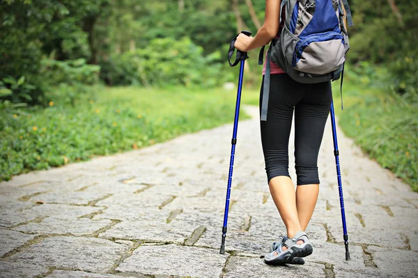 Senderismo piernas de excursionista femenino — Foto de Stock