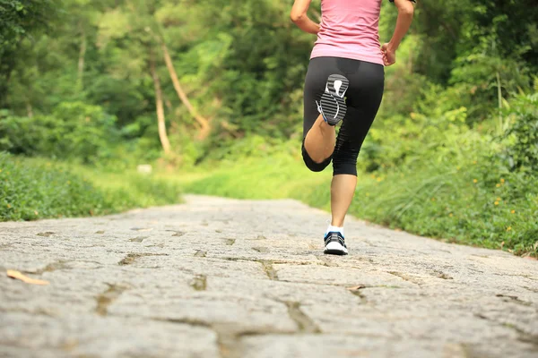 Jeune femme de remise en forme courir au sentier forestier — Photo