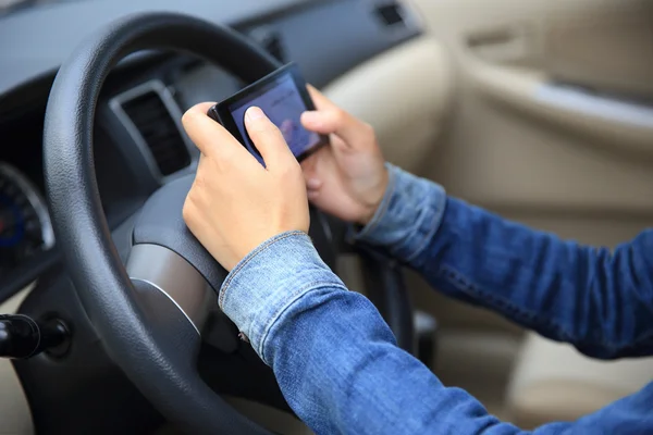 Woman driver using gps — Stock Photo, Image