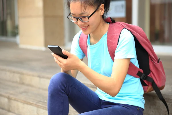 Vrouw met smartphone — Stockfoto