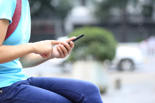 Frau benutzt Smartphone — Stockfoto