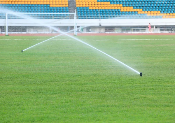 Irrigatie gras stadion — Stockfoto
