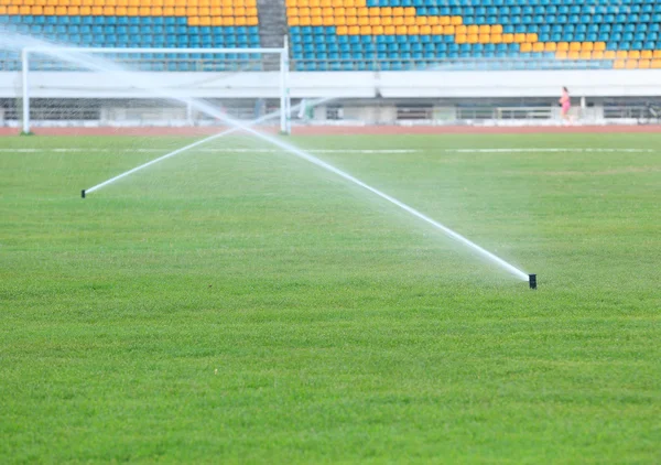 Estadio de césped de riego — Foto de Stock