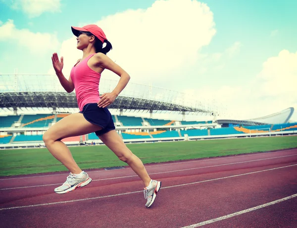 Mujer fitness en pista de estadiones — Foto de Stock