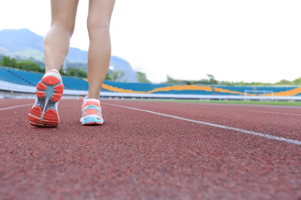 Corredor Feminino na pista — Fotografia de Stock